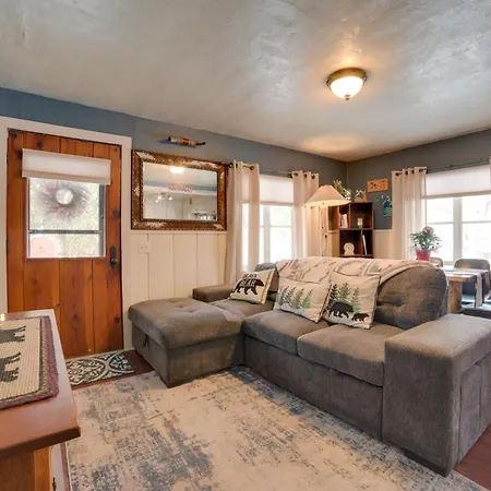 Family-Friendly Cabin Walk To Lake Access!